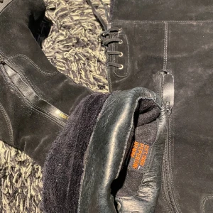 Overknee stövlar  - Fina svarta kilklack stövlar strl 38 använda 1gång inomhus 