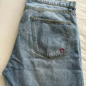 Djerf Avenue- relaxed jeans washed blue  - Nya jeans- använts typ 3 gånger. Alltid slutsålda och jättefina men inte min storlek. 