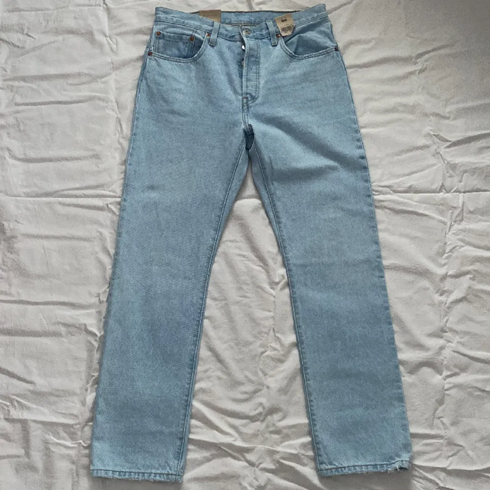 W:30 L:30  Nya helt oanvända jeans, säljes pga fel storlek.  High waist & straight leg. Jeans & Byxor.