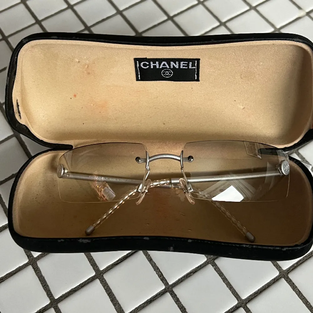 Vintage Chanel solglasögon med svag skuggning. Modell 4747 c.167/61 125 Clear Brown Tint Rimless Sunglasses med tillkommande orginalfordral. Otroligt bra skick, inte en repa på varken glas eller bågar. Köpta på auktion men inte använda. . Accessoarer.