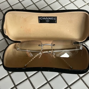 Chanel solglasögon  - Vintage Chanel solglasögon med svag skuggning. Modell 4747 c.167/61 125 Clear Brown Tint Rimless Sunglasses med tillkommande orginalfordral. Otroligt bra skick, inte en repa på varken glas eller bågar. Köpta på auktion men inte använda. 