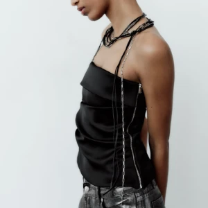 Zara topp - Populär zara topp, säljer då den var för stor för mig, fick i julklapp, lapparna finns kvar på! Helt slutsåld 