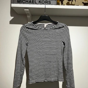 Randig tröja - Långärmad randig tröja. Bra skick. 