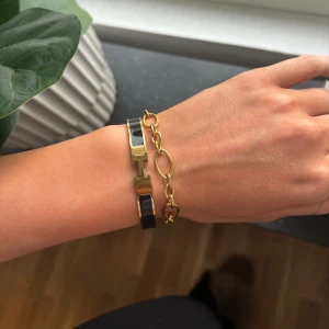 Armband guld - Helt oanvänt armband kedja i rostfritt-stål med lappen kvar. Har förlängning så man kan göra det större eller mindre så passar många storlekar. 