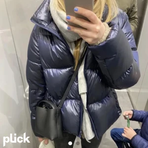 Mörkblå uniqlo jacka - Säljer denna mörkblåa uniqlo jackan då den inte har kommit till någon användning för mig. Jackan är i nyskick då den inte är använd knappt. Stolek M men passar mig som vanligtvis har S. (lånad bild) 
