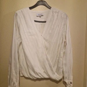 Blus från &other stories  - Bra skick anvånt en gång lite väl skrynklig efter tvätt brukar see bättre ut. 
