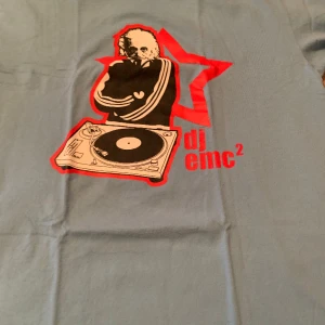 Albert Einstein t-shirt L - Albert Einstein T-Shirt storlek L. Inte använd bara provad. Lappen är klippt på storleken. Frakt tillkommer om den ska postas.