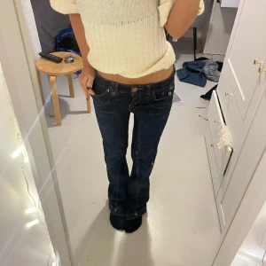 Lågmidjade bootcut jeans  - Lågmidjade bootcut jeans med coola bakfickor! Midjemått 38cm innerbenslängd 81 cm. Tryck på köp nu om du vill köpa❤️‍🔥❤️‍🔥