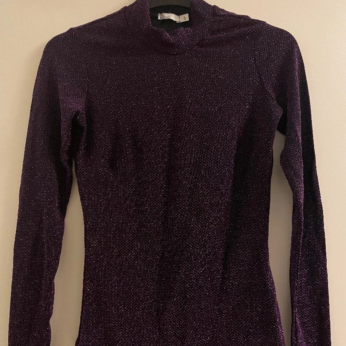 Glittrig lila tröja