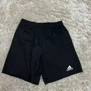 Ny träning svart shorts