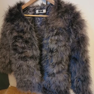 Dennis Maglic jacka - Säljer nu denna super fina pälsjacka från dennis maglic, den är aldrig använd och har inga defekter!  Kom privat för mer information och bilder!  Kan tänka även tänka mig sänka i pris💕💕