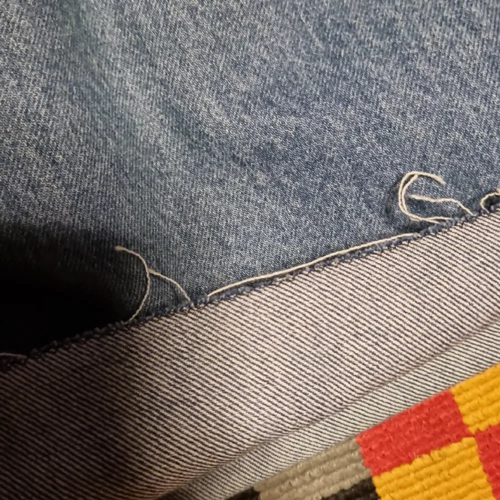 Ett par levis baggy skate jeans som har klippts till jorts. De är lite fransiga, mdn det har sytts till en mörkblå tråd längst ned för att stoppa det. De är storlek 28 i midjan. För frågor om passform och mått är det bara att skriva! . Shorts.