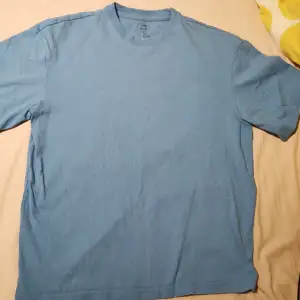 Ljus blå herr t-shirt i storlek M. Köpt i somras på H&M och endas använd ett par gånger