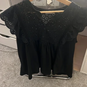 Topp - Topp från mango använder aldrig. Är i xl men är vädligt liten i storleken jag ahr noramlt s eller xs 