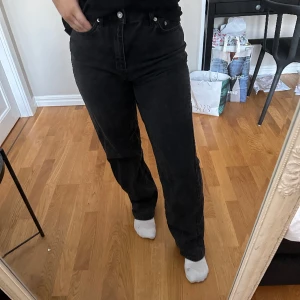 Pösiga svarta jeans - Säljer dessa raka pösiga jeans från NAKD, knappt använda. 