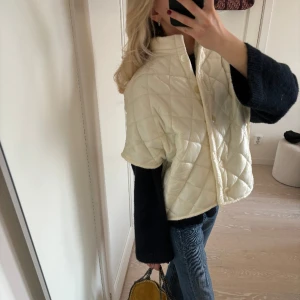 Cape/ kortärmad jacka - Skitsnygg cape/ kortärmad jacka som jag köpt secondhand pch det står tyvärr inget märke i den:( älskar verkligen denna men har fler liknande så därför jag säljer 