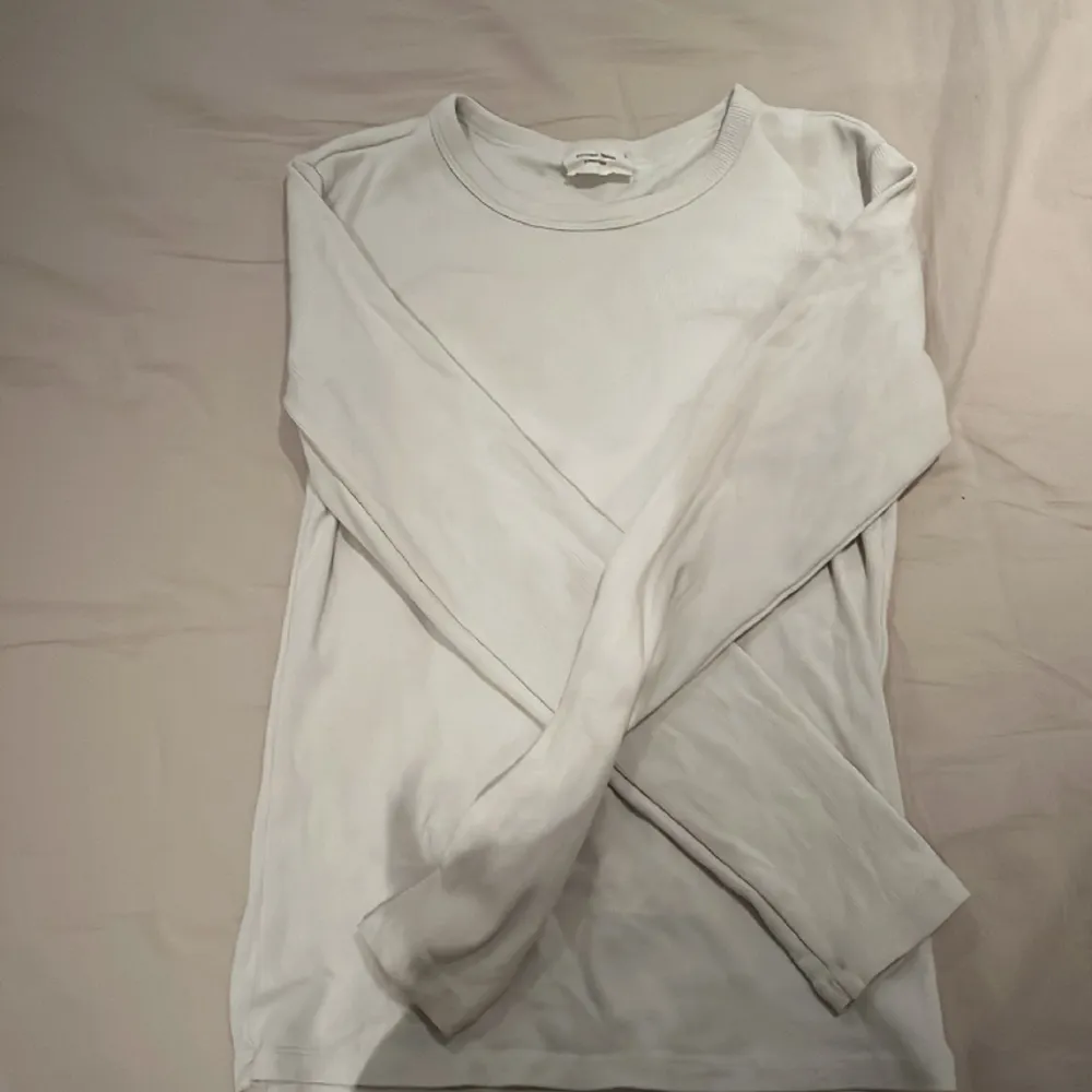 Säljer denna vita tröja från Gina eftersom jag måste rensa min garderob. Den är i helt nytt skick och har knappt använt den. Pris kan diskuteras. 😊. Tröjor & Koftor.