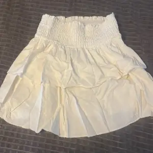Säljer denna jätte fina vita kjol i storlek XS! Så fin nu till sommaren och sitter som bäst nervikt💗 