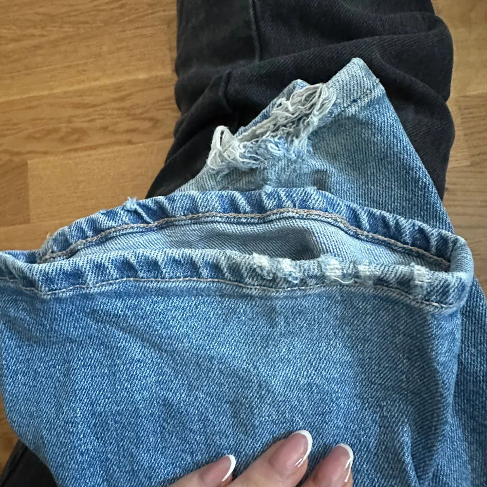 Blåa utsvängda jeans frpn bershka. Lite slitningar längs nere men inget som är trasigt. Rätt små i strl. Jeans & Byxor.