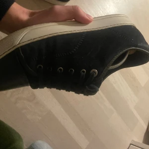 Lanvin skor - Hej, säljer mina blåa lanvins. Storleken är uk 8 ellr 42-43. Sitter lite för små därav annonsen. Skick 8/10, inga defekter. Dustbag, box , kvitto mm tillkommer  Kan mötas i Stockholm 