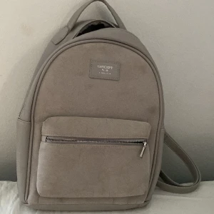 Snygg ryggsäck  - Fin rymlig ryggsäck. Den har lite fläckar i fram men de syns inte så mkt i verkligheten kontakta mig först👌🤍