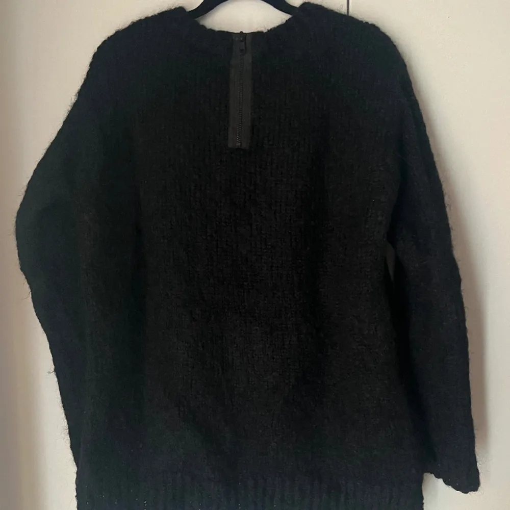 Säljer min fina stickade tröja från Dagmar med en dragkedja i ryggen då den inte kommer till användning! I storlek S men passar även M 💕(tryck inte på köp direkt!) . Stickat.