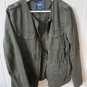 Grön jacka - Supersnygg militärgrön jacka från only! 💞💞 Dm vid intresse/frågor