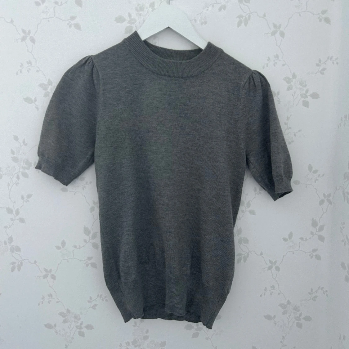 T-shirt med volangärm 