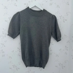 T-shirt med volangärm  - Säljer min gråa ballongärmströja ifrån saint tropez. Den är endast testad och säljer för att den inte kommer till användning. Nypris är 349kr. 