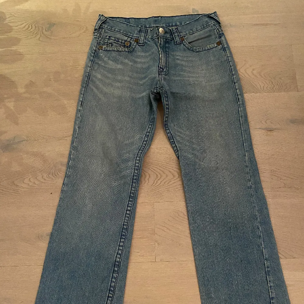 True religion byxor som är lite slitna men annars bra skick. . Jeans & Byxor.
