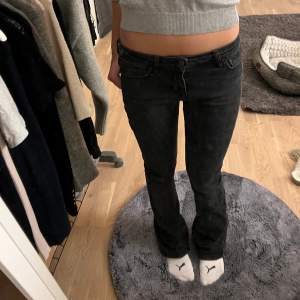 Jättesnygga lågmidjade bootcut jeans från Zara. Storleken är 36 men skulle säga att de mer är en 34. Lita långa på mig som är cirka 166. Använda men fortfarande i bra skick!💗