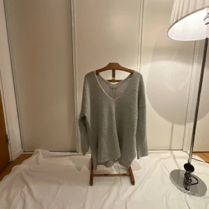 Grå stickad tröja  - Från ett Norskt märke, storlek M
