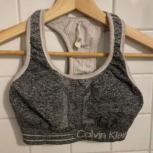 Sport BH från Calvin Klein i storlek S.