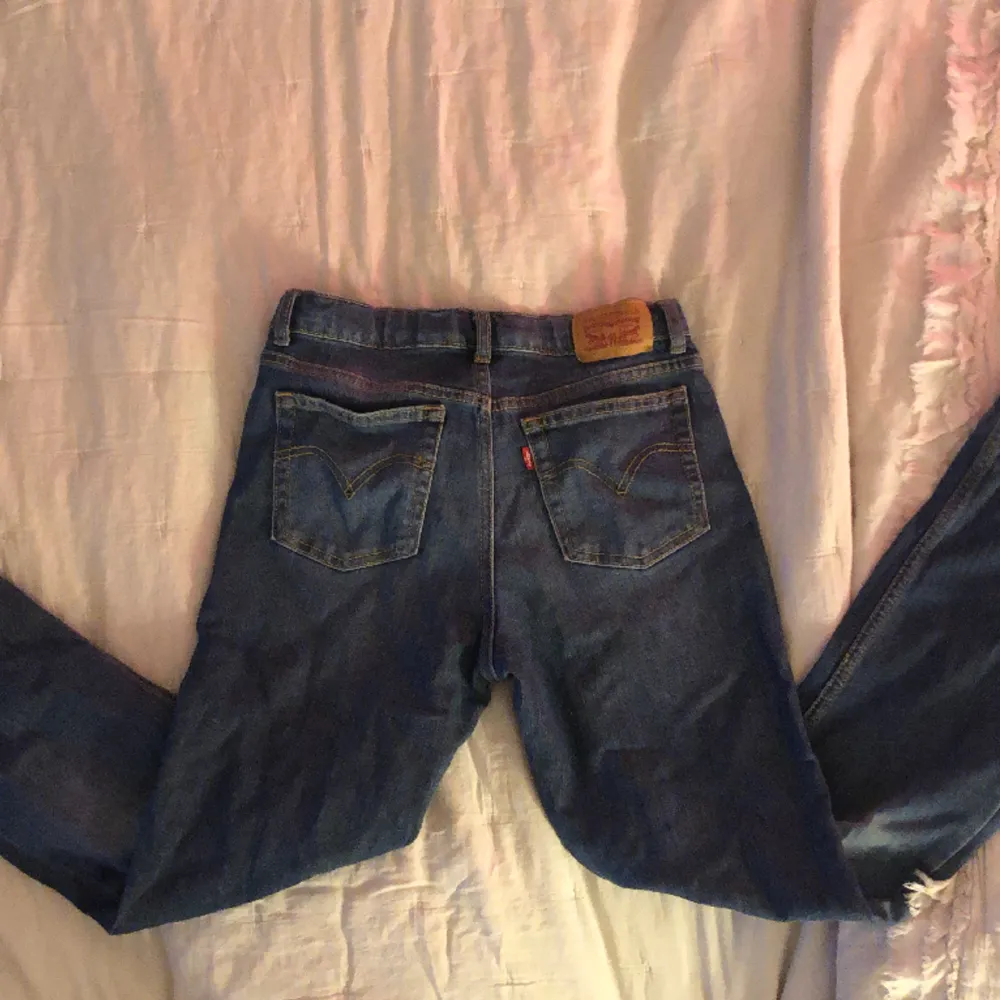 Ett par fina jeans från LEVI, det är nästan helt oanvända och fint mönster på fickorna . Jeans & Byxor.