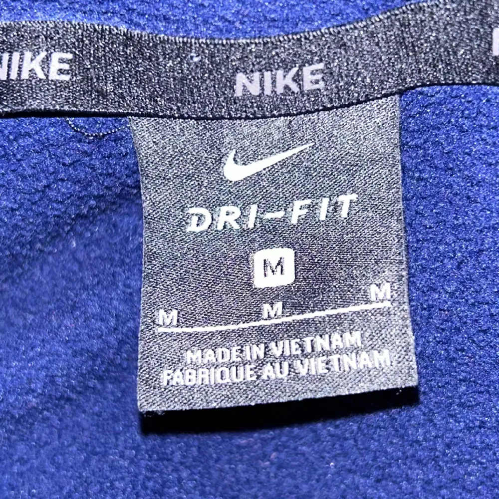 Nike träningströja i bra skick. Strl M Har haft den länge men inte använt så mycket. Skriv vid frågor eller funderingar!. Hoodies.