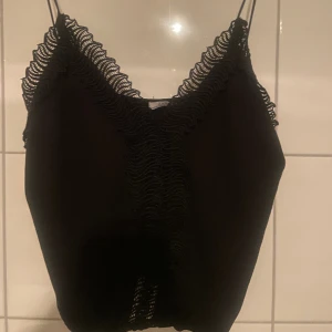 Linne zara - Säljer mitt  linne från zara med supercoola detaljer