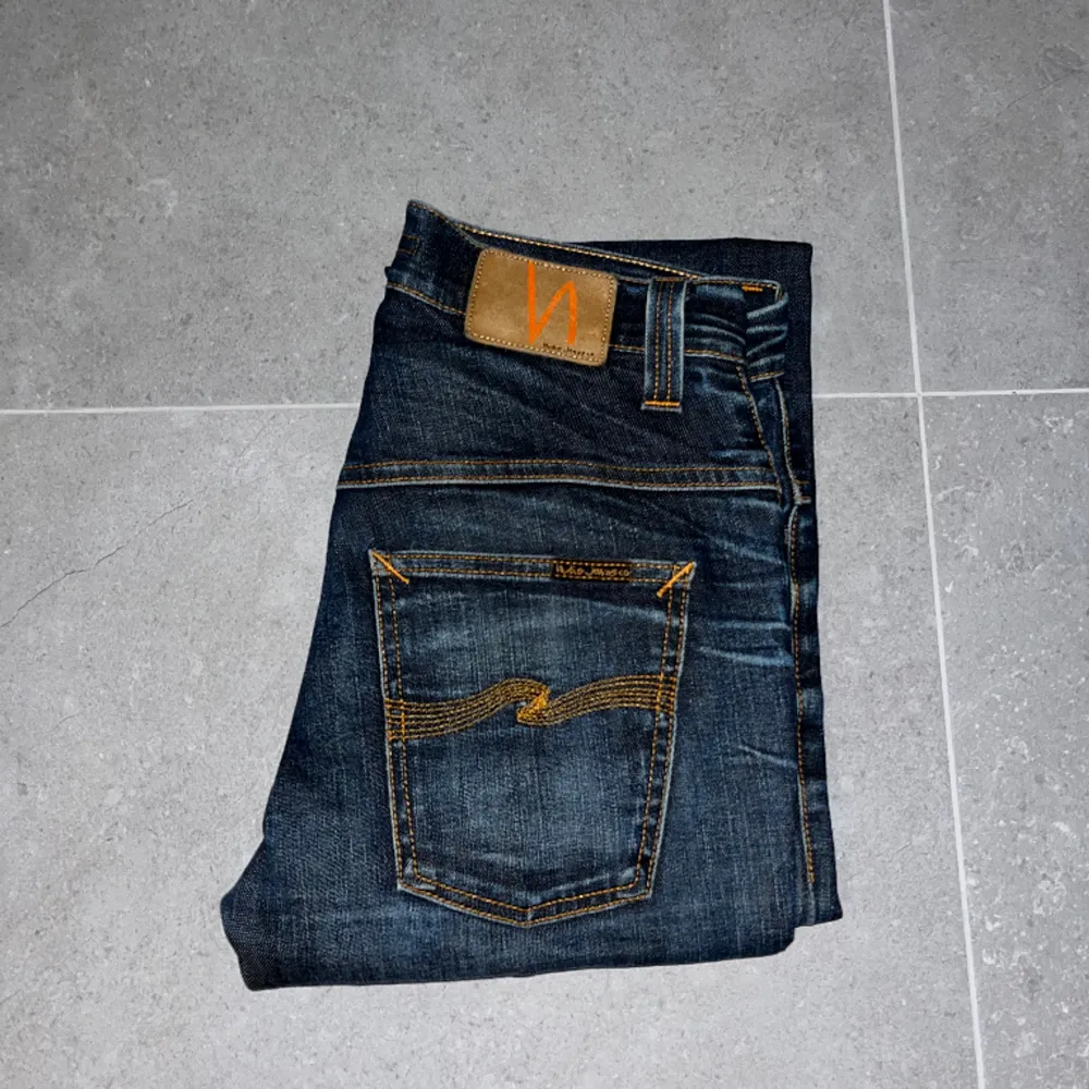 Nu är dessa skit snygga Nudie jeans till salu. Modellen är slimfit och skicket på jeansen är 8,5/10. Frågor i Dms!. Jeans & Byxor.