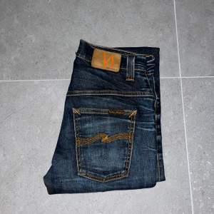 Nu är dessa skit snygga Nudie jeans till salu. Modellen är slimfit och skicket på jeansen är 8,5/10. Frågor i Dms!