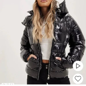 Glansig Nelly jacka  - En så fin jacka från Nelly som inte säljs längre, storlek 34 och passar mig som har s i vanliga fall, varm och passar till allt, jätte bra skick, skriv vid intresse av fler bilder!💓