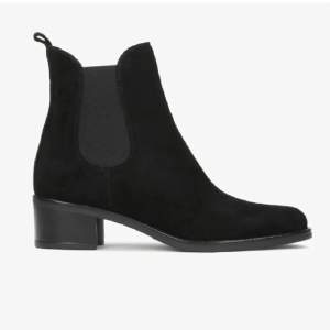 Jätte fina svarta klack skor i fint skick, för billigt pris och jätte varma och finna