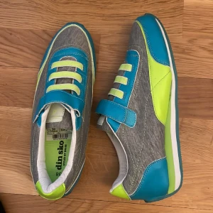 Sneakers  - Oanvända sneakers st. 38 i nyskick från Din Sko.