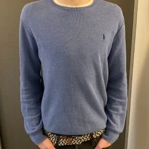 Ralph Lauren Sweatshirt - Säljer nu denna Ralph Lauren sweatshirt i ett gott skick! Storleken på tröjan är M och sitter bra! Använd endast fåtal gånger! Nypris på denna ligger på 1200kr. Mitt pris endast 399kr! Hör av dig vid minsta lilla fundering 😊