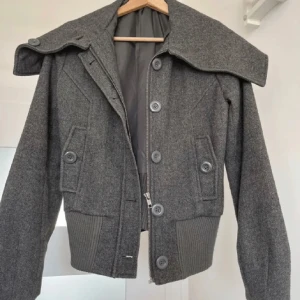 Kappa - Kort kappa/Jacka med både knappar och dragkedja! 