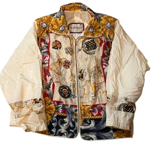 Vintage Jacka - Riktigt ball vintage jacka i storlek XL. Skriv på dm vid frågor eller fler bilder!