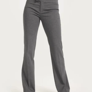 Nelly kostymbyxor  - Använd ca 3 gånger. Lite stora i storleken. Köpt för 400 🩷 passar ungefär längden 165-175