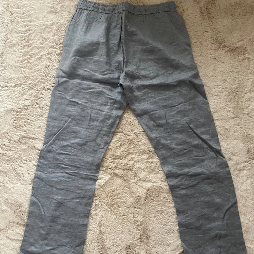 Skit snygga oversized linnebyxor i blå/gråaktig färg i storlek S. Använt max 3 gånger. Nytt och fint skick.. Jeans & Byxor.