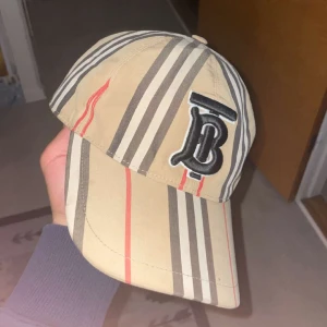 Burberry Keps - Burberry Keps som jag köpte i London i somras. Säljer pga den inte kommit till någon användning, använd cirka 5 gånger.