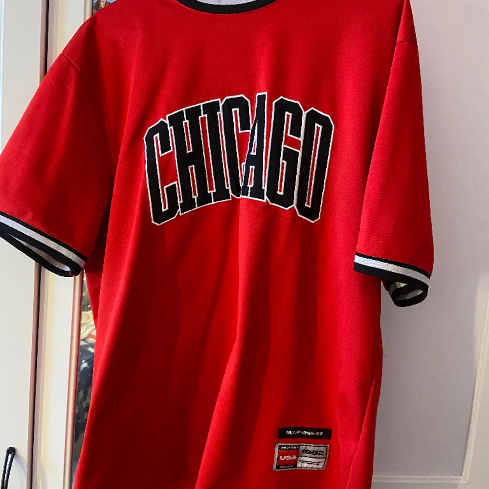 Röd Chicago Tröja från New Yorker, Säljer då jag bytt stil och inte har användning för den längre!  Oversized storlek M, perfekt för dig som gillar oversized kläder. Fint skick, en liten fläck på kragen men inget som är tydligt. Nypris: 150:-. T-shirts.