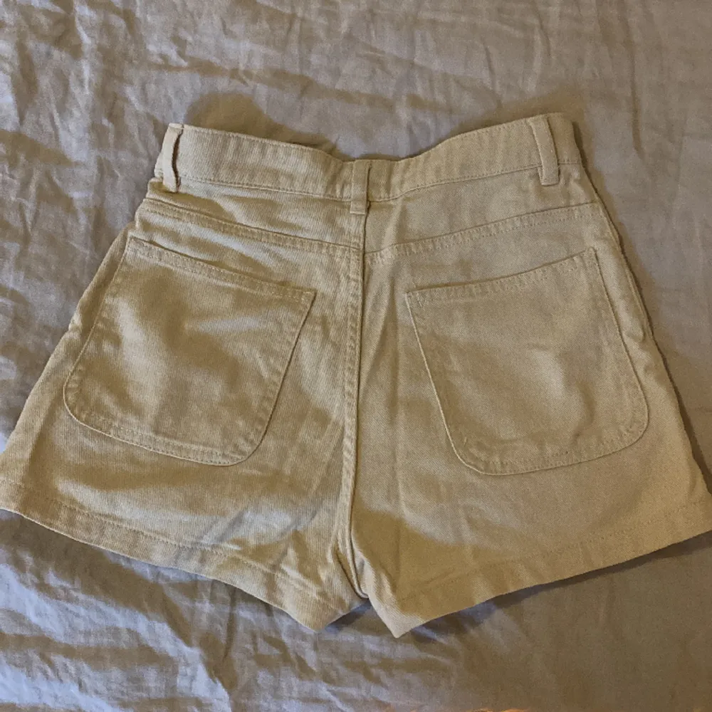 highwaist shorts i beige! I bra skick , säljer pga att de är för små. 100% bomull. Shorts.