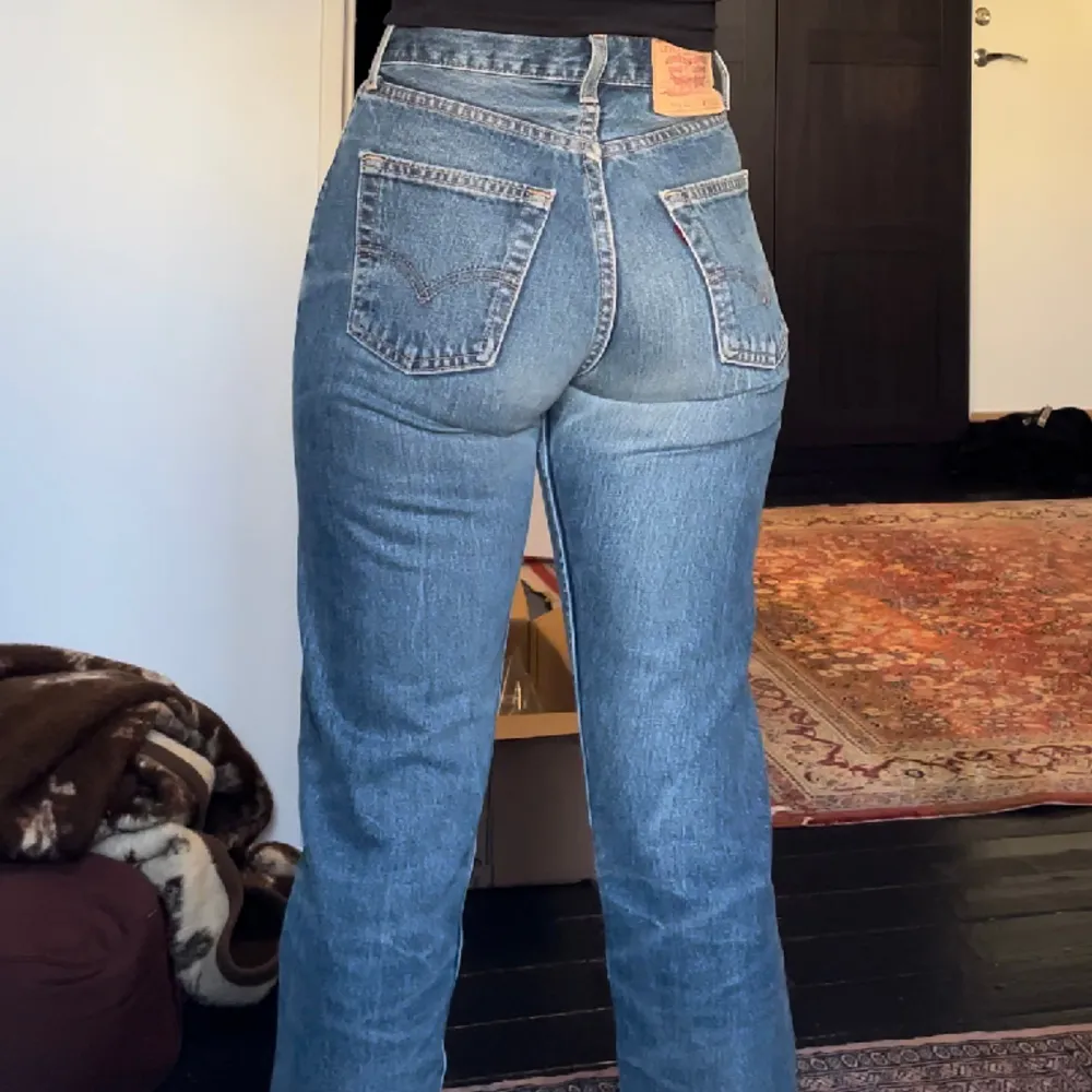 Vintage Levis jeans i W27 L32 De är uppklippta längst ner några cm. Bra skick🌻. Jeans & Byxor.